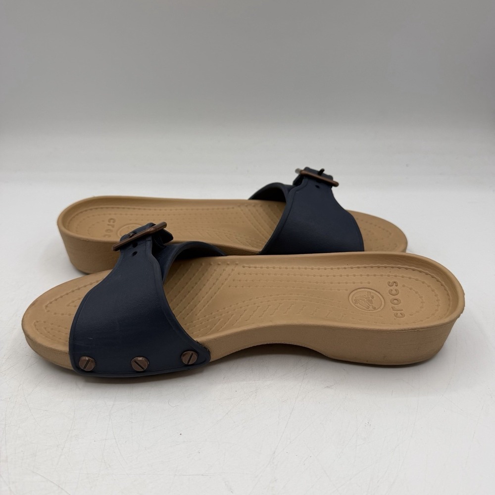 Crocs‎ Sarah Sandals Womens Sz 6 Beige/Navy Blue Slip On Slides Buckle 203054 - Picture 3 of 11